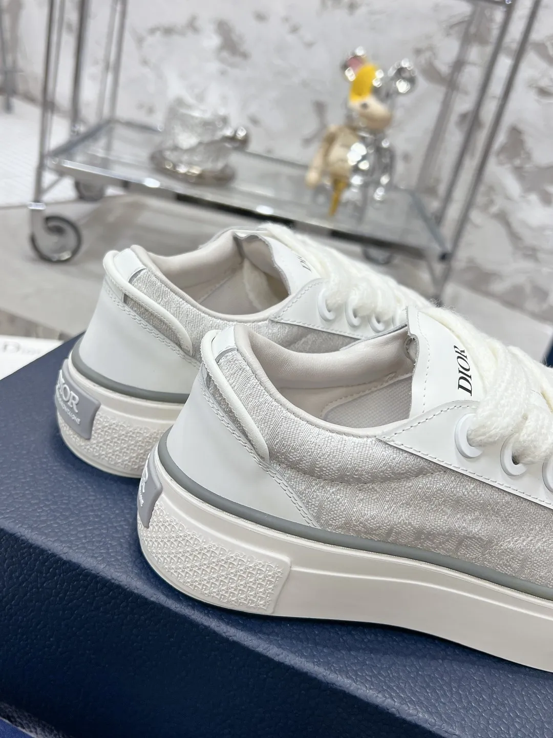 👟👟Ex-factory price 560👟👟 Women's shoe factory top version Dior B33 series! Casual sneakers for couples 👟 Purchased from the original, developed and made. Carefully crafted from Dior gray cow leather, decorated with tone-on-tone CD Diamond pattern canvas panels on the sides. The shoelace eyelets in the shape of CD Icon are clever and exquisite, and the two-color sole, tongue and heel are all decorated with special details, making it even more refined. It is a very casual and versatile shoe. 🔘Fabric: Original customized calfskin + Oblique floral fabric 🔘Inner: Customized breathable lining 🔘Outsole: Original molded T👟👟Ex-factory price U combination outsole 🔘Sole thickness: 3CM 🔘Number of sizes: Women’s size: 35-41 Men’s size: 38-46 (Female 41, Men’s 38, 46 customized are not returnable)
